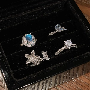 Elegantes Set aus Zirkonia-Blumenringen in Silber mit blauem Edelstein und Stern