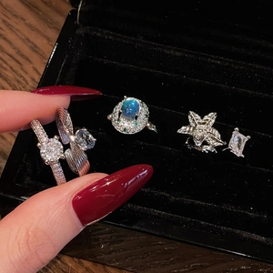 Exquisiter Silberring mit Zirkonia und Opal in einer schwarzen Schmuck-Geschenkbox