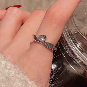 Detailansicht eines silbernen Blumenrings mit Zirkon und Lavendel-Edelstein an der Hand