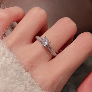 Nahaufnahme des klassischen Sechs-Klauen-Zirkonia-Blumenrings mit Pavé-Fassung