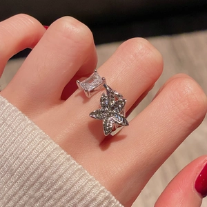 Funkelnder Zirkon-Ring mit rechteckigem Kristall und mikroverzierten Sternenmotiven