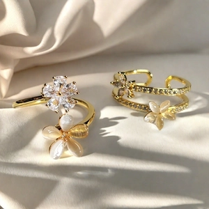 Anillos dorados vintage franceses con flores, circón y opale sobre tela de seda