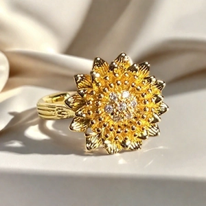 Primer plano de anillo de girasol dorado con pétalos detallados y centro de cristal brillante