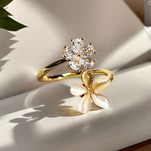 Vista macro del anillo de flor chapado en oro con circón y piedra de ojo de gato champán