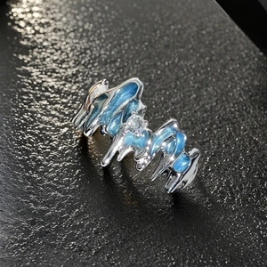 Gros plan de la bague en argent fluide avec émail bleu et cristal de zircone brillant