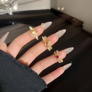 Details von Vintage-Goldringen mit rotem Zirkon, Kronendesign und verzierten Palaststil