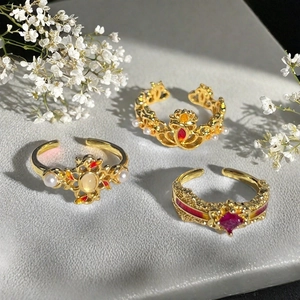 Vintage Gold-Ringset mit rotem Zirkon, Emaille-Details und Perlen im Palast-Stil