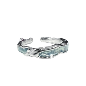 Bague ouverte papillon argentée minimaliste avec goutte d'huile bleue et texture plissée