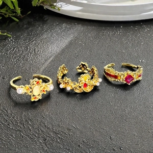 Vintage-Goldringe-Set mit rotem Zirkon und luxuriösen Emaille-Verzierungen