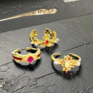 Detailansicht von Vintage Goldringen mit roter Emaille und Perlenverzierung