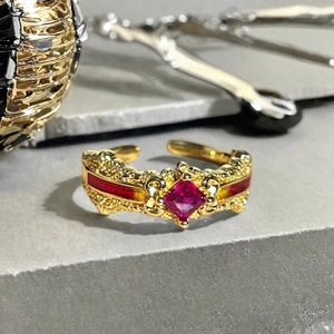Makro-Detail des Vintage-Rings mit rotem Zirkon, Hammerschlag-Textur und Emaille-Arbeit