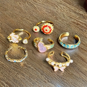 Verstellbare goldene Ring-Set mit Emaille-Hülsenfrüchtler und Perlen-Verzierung