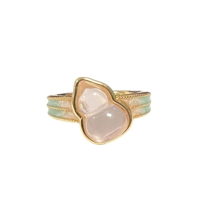 Eleganter goldener Ring mit rosa Flaschenkürbis im Retro-Stil auf weißem Hintergrund