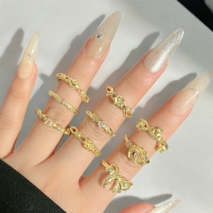 Elegantes Set aus goldfarbenen Blumen- und Schleifenringen mit Zirkonia-Akzenten