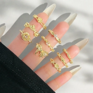 Neunteiliges Set goldener Stapelringe mit Rosen-, Schmetterlings- und Zirkonia-Design