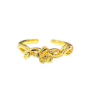 Französischer Retro-Goldring verstellbar mit Rosen- und Blattmotiv auf weißem Grund