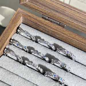 Bagues roses de luxe français avec zircons colorés dans un coffret en bois haut de gamme