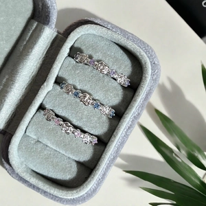 Bagues roses de luxe français avec zircons de couleur dans un écrin en velours gris