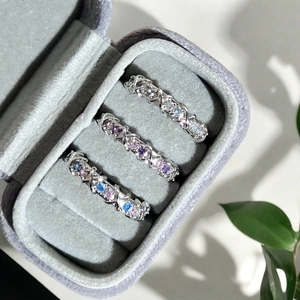 Ensemble de trois bagues rose croisées empilables en argent avec zircons bleus et violets