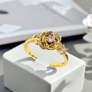 Detailansicht eines goldenen Rosenrings mit rosa Kristallen und feinen Blütenblättern