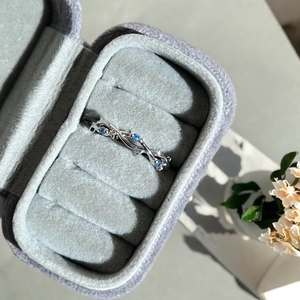 Gros plan détaillé d'une bague en argent en forme de vigne avec zircons bleus