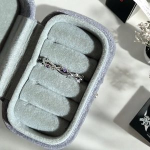 Vue détaillée d'une bague vigne en argent avec zircon violet en boîte velours