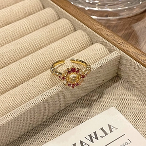 Detail van vintage emaille bloemring met gele steen en retro metalen textuur