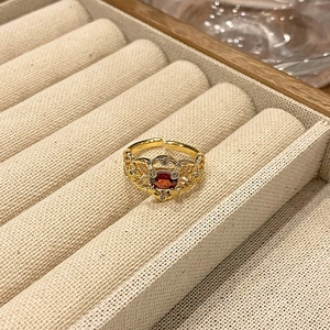 Detail van vintage gouden open ring met filigraan en ovale amberkleurige steen