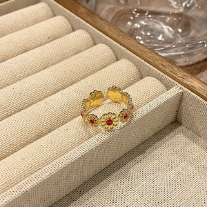 Close-up van de vintage gouden madeliefjesring met rood emaille in sieradendoos