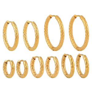 Cinco pares de pendientes de aro dorados con textura martillada en varios tamaños fondo blanco