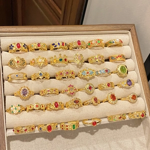 Collectie vintage vergulde ringen met kleurrijk email en diverse edelstenen