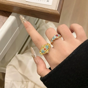Vintage emaille ringen set in goud met blauwe bloemmotieven en kleine diamanten