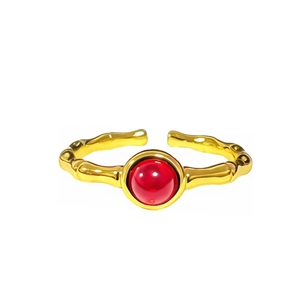 Vintage gouden ring in bamboestijl met een ronde rode cabochon edelsteen in het midden