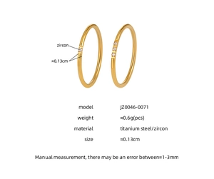 Vista macro detallada de anillos de acero de titanio dorado de 0,13 cm con circones