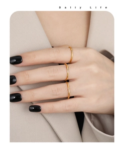 Tres anillos finos dorados apilables con pequeñas piedras de circonita elegante