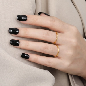 Anillos minimalistas de acero de titanio dorado con piedras de circonita en el dedo