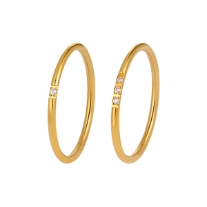 Elegantes anillos de acero al titanio chapados en oro con circonitas simples y triples finas