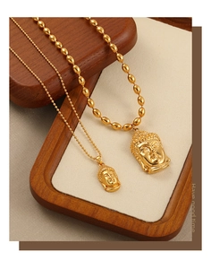 Détail de deux pendentifs tête de Bouddha plaqués or avec chaînes à billes assorties
