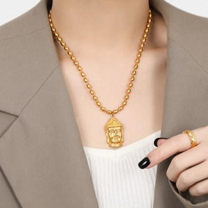 Collier avec pendentif Bouddha doré, chaîne à perles et bague assortie au motif matelassé