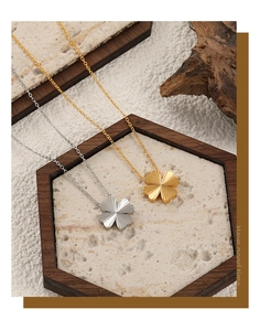 Détail du pendentif trèfle à quatre feuilles avec texture radiale en plaqué or et argent