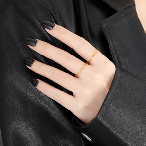 Anello impilabile placcato oro con design a onde minimalista su dito da donna moda