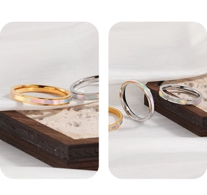 Macro-opname van goud en zilver vergulde ringen met parelmoer inleg op witte zijden stof
