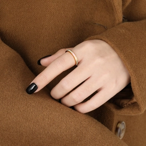Elegante vergulde titanium stalen ring met witte parelmoer inleg voor dames mode