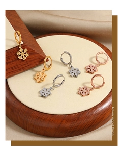 Detail von Schneeflocken-Ohrringen in Gold, Silber und Roségold mit mattem Finish