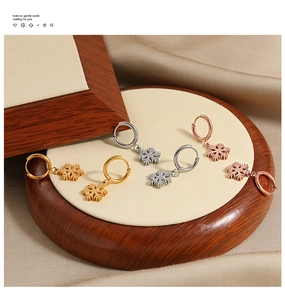 Detailansicht der matten Schneeflocken-Ohrringe in Gold, Silber und Roségold-Finish