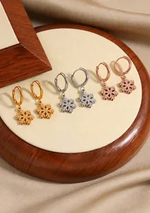 Detailsicht der matten Schneeflocken-Ohrringe in Gold, Silber und Roségold-Finish