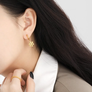 Mattes Gold Schneeflocken-Ohrringe und Herz-Ring-Set für Frauen im minimalistischen Stil