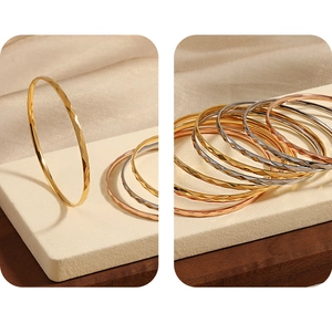 Détail du motif taille diamant 3mm sur bracelets en acier inoxydable or, argent et rose gold