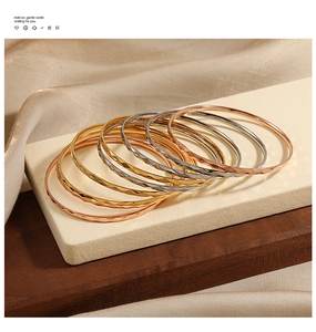 Détail de joncs de 3mm avec coupe géométrique en diamant, finitions or et argent