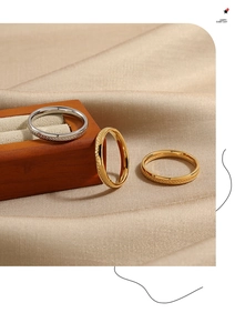 Détail de bagues à pois dorées et argentées sur soie et boîte à bijoux en bois chic